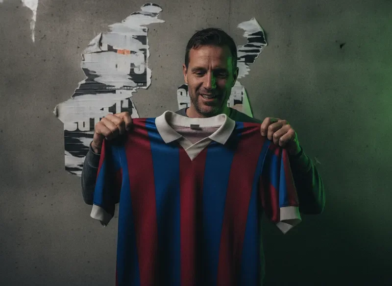 מייסד Footballzone אוחז בחולצת כדורגל רטרו קלאסית